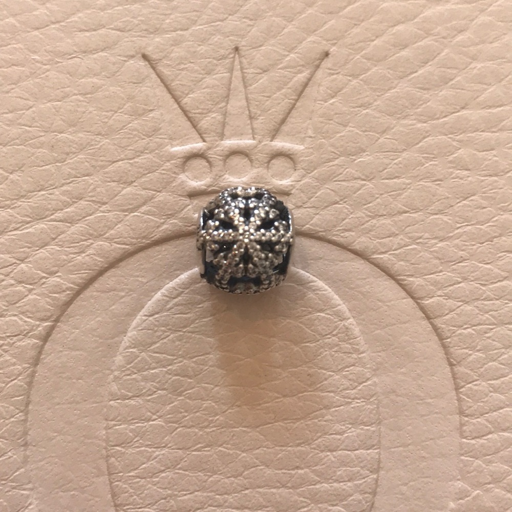 LIMITED EDITION Pandora 2013 Holiday Charm ❄️